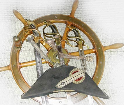 Venlisen ruorin pll laivastoupseerin miekat ja upseerihattu