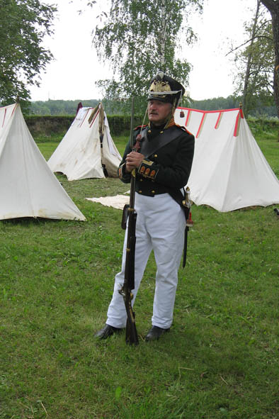 1800-luvun alun sotilsasuun pukeutunut vartiomies.