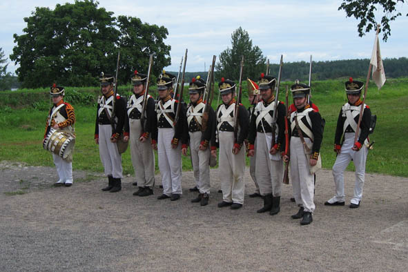 Ven�l�inen sotajoukko �kseeraa Lappeenrannassa 1800-luvun alun uniformuissa.